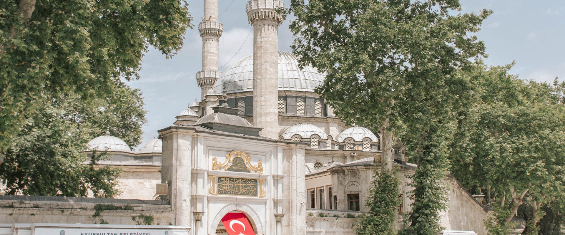 كيفية الوصول إلى مسجد أيوب سلطان؟ (دليل المواصلات 2026)