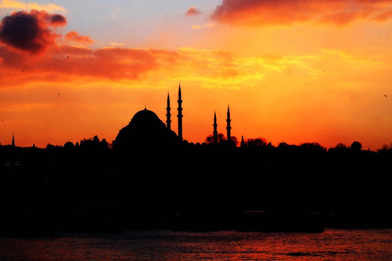 Gün Batımında Cami Silueti