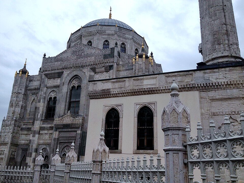 Pertevniyal Valide Sultan Camii